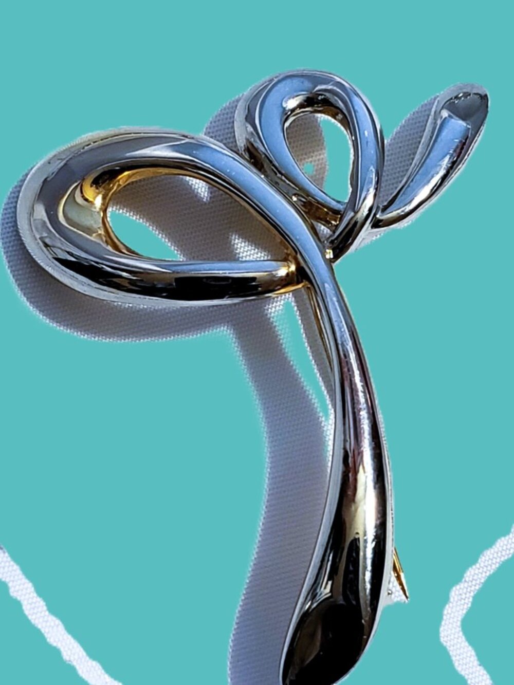 Landau Silver-tone Ribbon Swirl Brooch – Modernist Elegance